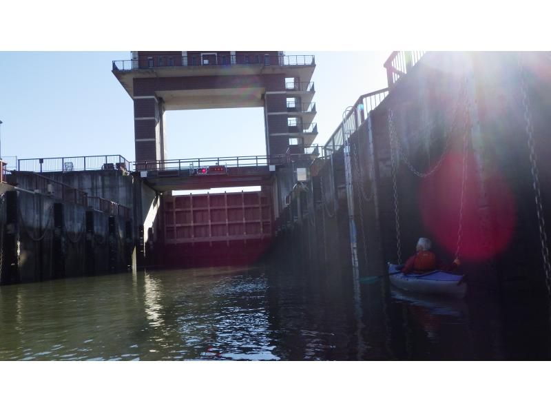 [Tokyo Kayaking] Kayak tour to experience the Tokyo locks ♪ Experience a water elevator like the Panama Canal!の紹介画像