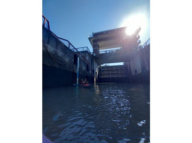 [Tokyo Kayaking] Kayak tour to experience the Tokyo locks ♪ Experience a water elevator like the Panama Canal!の紹介画像