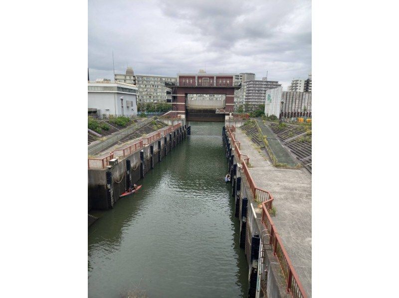[Tokyo Kayaking] Kayak tour to experience the Tokyo locks ♪ Experience a water elevator like the Panama Canal!の紹介画像