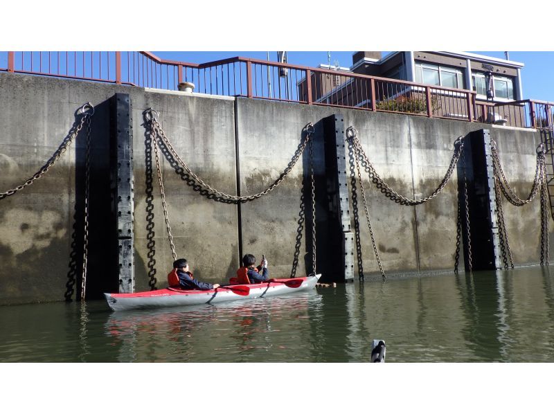 [Tokyo Kayaking] Kayak tour to experience the Tokyo locks ♪ Experience a water elevator like the Panama Canal!の紹介画像
