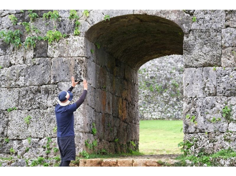 【沖縄・読谷村】まるで野外博物館。沖縄の自然史を学ぶ、読谷村周遊ジオツアー｜残波岬、座喜味城跡、やちむんの里を巡る｜1組限定・普段着OK！の紹介画像