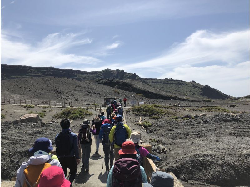 [Kumamoto, Mt. Aso] Guided trekking tour to enjoy the views of the Aso Nakadake and Takadake caldera! (Men, women, families, couples, and friends welcome)の紹介画像
