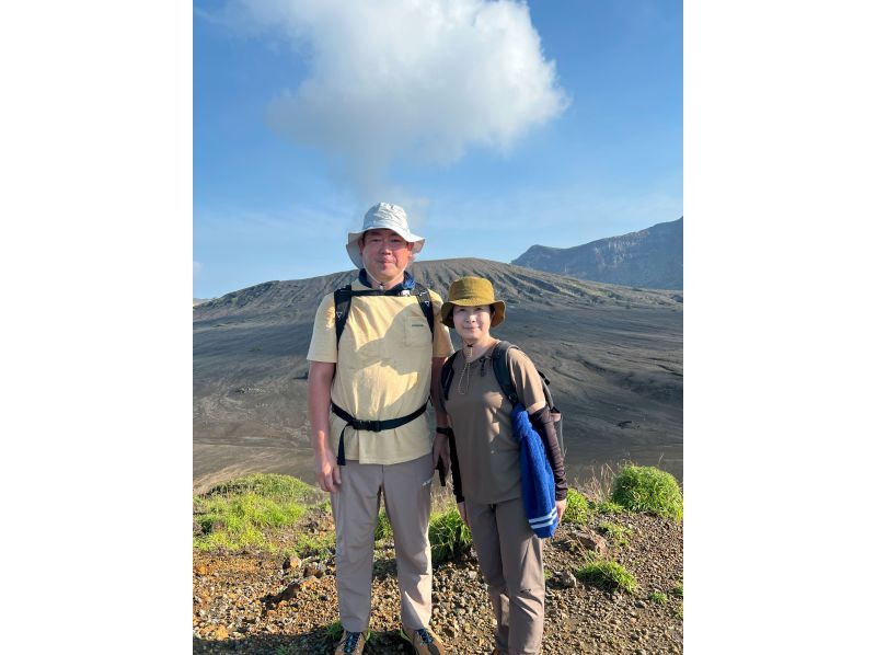 [Kumamoto, Mt. Aso] Guided trekking tour to enjoy the views of the Aso Nakadake and Takadake caldera! (Men, women, families, couples, and friends welcome)の紹介画像