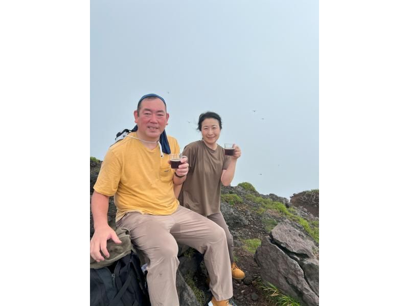 [Kumamoto, Mt. Aso] Guided trekking tour to enjoy the views of the Aso Nakadake and Takadake caldera! (Men, women, families, couples, and friends welcome)の紹介画像
