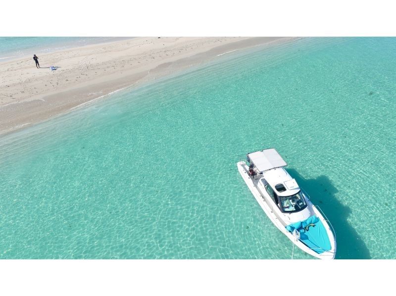 [Okinawa Miyakojima] Uni Beach Landing Cruise (Enjoy a luxurious, luxurious trip on a resort boat) Toilet, air conditioning, a bed on the bow, and even a drone for high-spec photographyの紹介画像