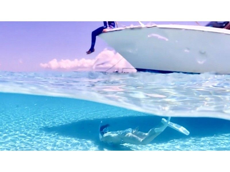 [Okinawa Miyakojima] Uni Beach Landing Cruise (Enjoy a luxurious, luxurious trip on a resort boat) Toilet, air conditioning, a bed on the bow, and even a drone for high-spec photographyの紹介画像