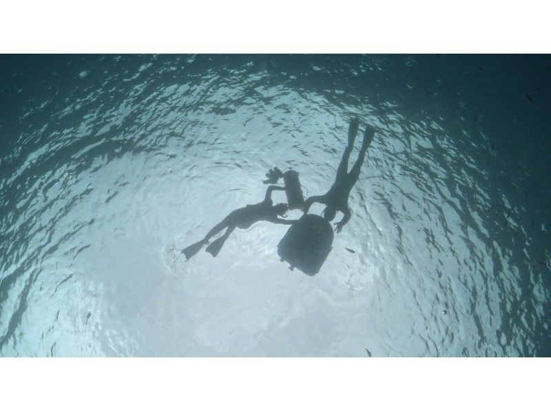 [Ishigaki Island, Blue Cave, 9:00 AM/1:30 PM] Small-Group Beach Snorkeling Tour to the Blue Cave (99% chance of seeing sea turtles) (GoPro photo shoot & gift included)の紹介画像