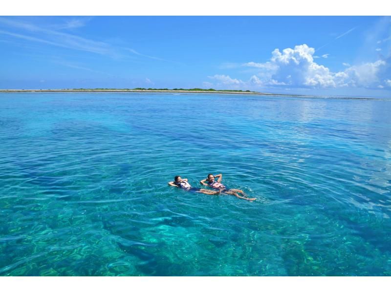 北部発・水納島半日シュノーケリング★2エントリーなので海中時間たっぷり★船酔いが心配な方に・揺れに強い大型カタマラン船★写真＆ドリンク無料★の紹介画像