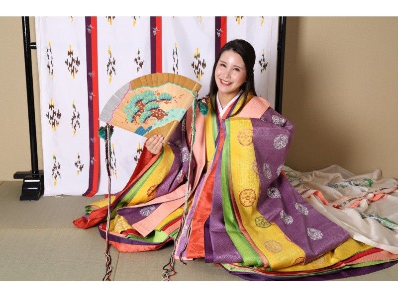 【京都・二条】京都で叶う十二単体験！本格的な十二単を身に纏い、優雅に平安装束体験を楽しみましょう！の紹介画像