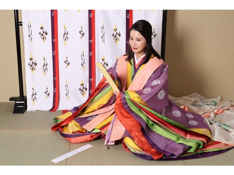 【京都・二条】京都で叶う十二単体験！本格的な十二単を身に纏い、優雅に平安装束体験を楽しみましょう！の紹介画像