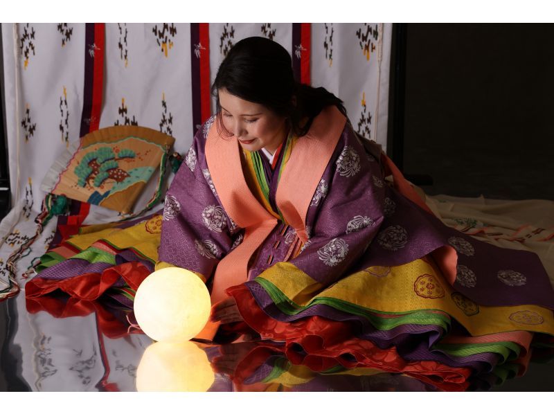 [Kyoto, Nijo] Experience wearing a pair of Junihitoe and Sokutai in Kyoto (color: Iori)! Wear an authentic Junihitoe and enjoy the elegant Heian period costume experience!の紹介画像