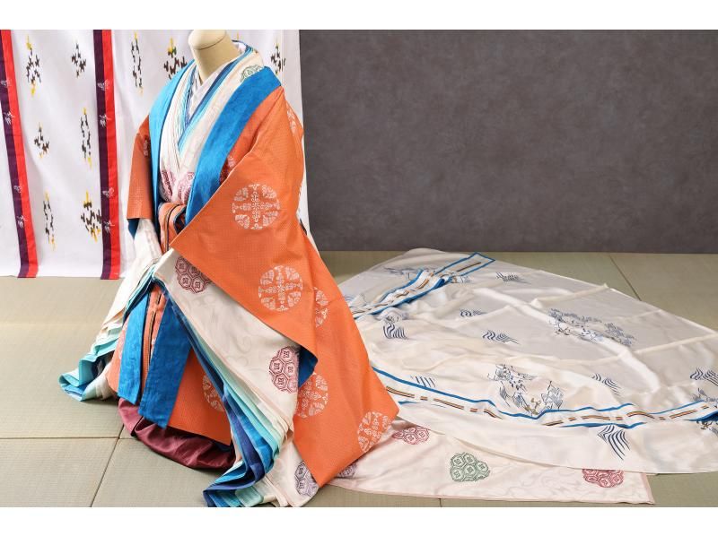 [Kyoto, Nijo] Experience wearing a twelve-layered kimono in Kyoto (colors: Japanese-Nagomi)! Wear an authentic twelve-layered kimono and enjoy the elegant Heian period costume experience!の紹介画像