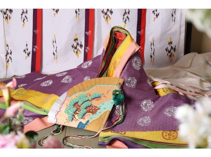 [Kyoto, Nijo] Experience wearing a twelve-layered kimono (color: Iori) in Kyoto! Wear an authentic twelve-layered kimono and enjoy the elegant Heian period costume experience!の紹介画像