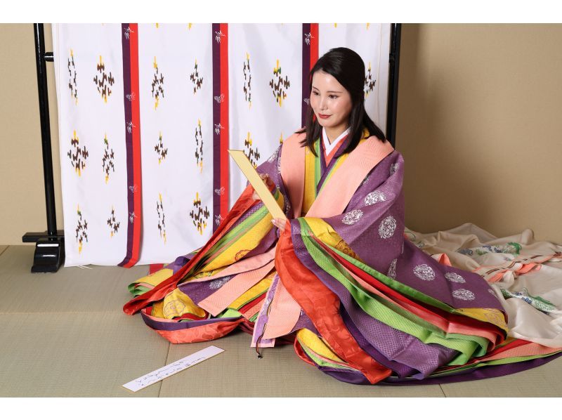 [Kyoto, Nijo] A pair experience of wearing twelve-layered kimonos (colors: Iori and Wa) in Kyoto! Wear an authentic twelve-layered kimono and enjoy the elegant Heian period costume experience!の紹介画像