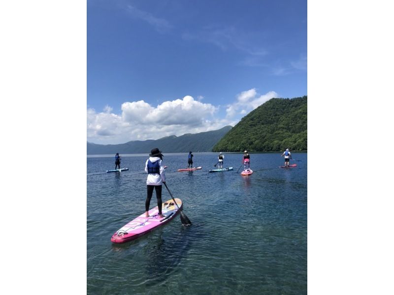 【北海道・千歳】支笏湖ブルーと緑のコントラストに包まれて「サップで水上散歩」リフレッシュ非日常体験！！の紹介画像
