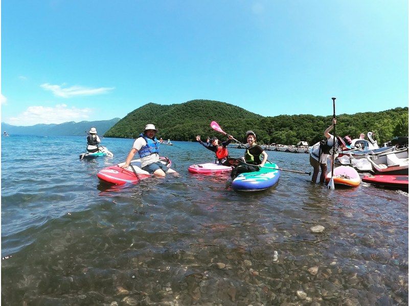 【北海道・千歳】支笏湖ブルーと緑のコントラストに包まれて「サップで水上散歩」リフレッシュ非日常体験！！の紹介画像
