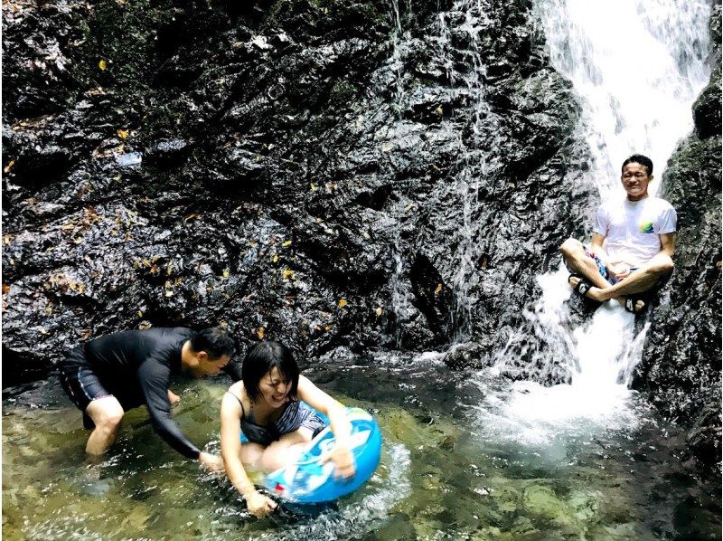 [Tokyo, Akiruno] Experience waterfall meditation, cave exploration, and BBQ! An adventure to explore Tokyo's hidden areas guided by a hunter! Refresh your mind and body with the effects of forest therapy♪の紹介画像