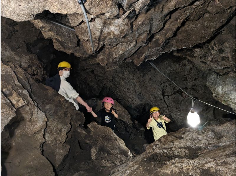 [Tokyo, Akiruno] Experience waterfall meditation, cave exploration, and BBQ! An adventure to explore Tokyo's hidden areas guided by a hunter! Refresh your mind and body with the effects of forest therapy♪の紹介画像