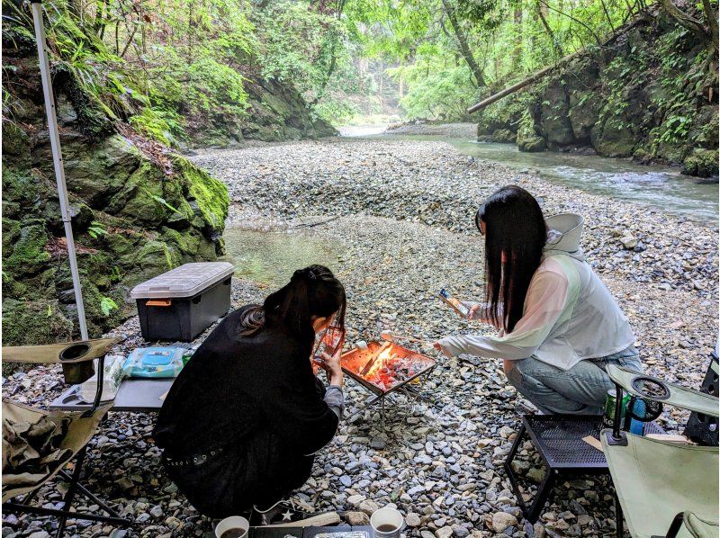 [Tokyo, Akiruno] Experience waterfall meditation, cave exploration, and BBQ! An adventure to explore Tokyo's hidden areas guided by a hunter! Refresh your mind and body with the effects of forest therapy♪の紹介画像