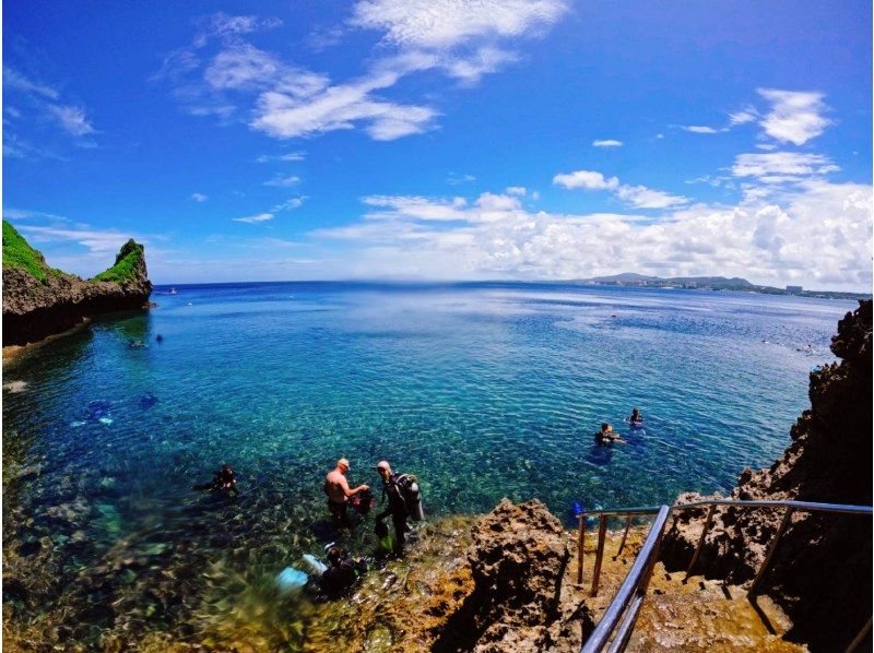 ＜スノーケリング＞【恩納村・青の洞窟 他】年齢制限なし◆1グループ毎に貸切開催◆冬季ウェットスーツ無料◆無料送迎◆餌やり体験◆Gopro無料の紹介画像