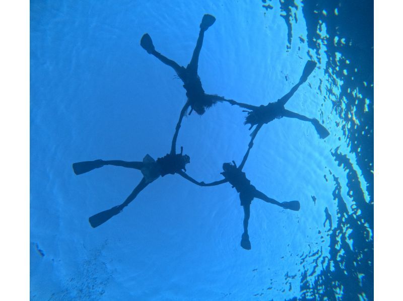 ＜スノーケリング＞【恩納村・青の洞窟 他】年齢制限なし◆1グループ毎に貸切開催◆冬季ウェットスーツ無料◆無料送迎◆餌やり体験◆Gopro無料の紹介画像