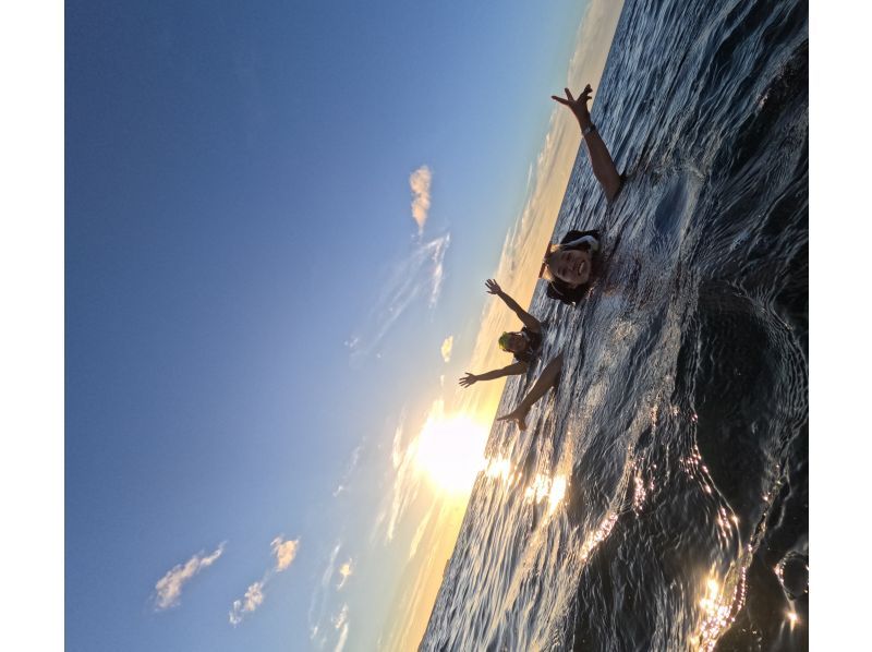 ＜スノーケリング＞【恩納村・青の洞窟 他】年齢制限なし◆1グループ毎に貸切開催◆冬季ウェットスーツ無料◆無料送迎◆餌やり体験◆Gopro無料の紹介画像