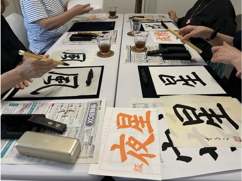 【福岡櫻花大道】這是為外國遊客（居住在日本的外國人）舉辦的書法和抹茶體驗工作坊。不妨也體驗一下日本文化吧！の紹介画像