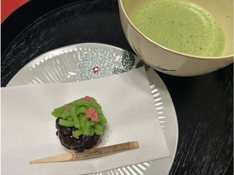 【福岡・桜並木】外国人観光客(日本在住の外国人)向けの書道とお抹茶を体験できる教室です。日本文化を同時に体験してみませんか？の紹介画像