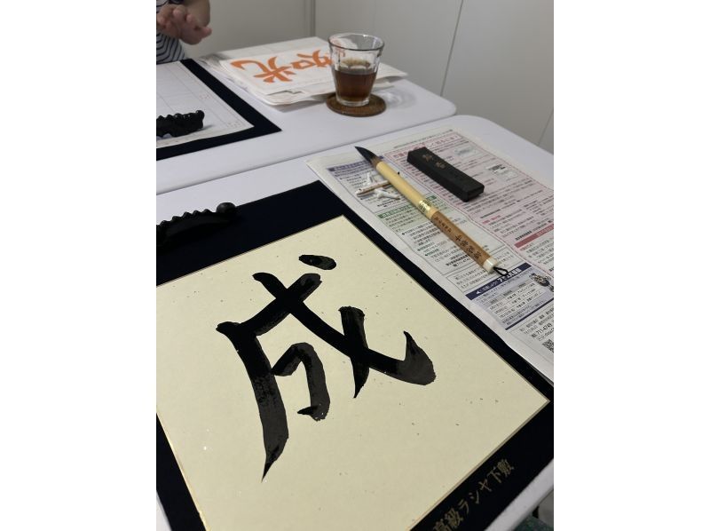 【福岡・桜並木】外国人観光客(日本在住の外国人)向けの書道とお抹茶を体験できる教室です。日本文化を同時に体験してみませんか？の紹介画像