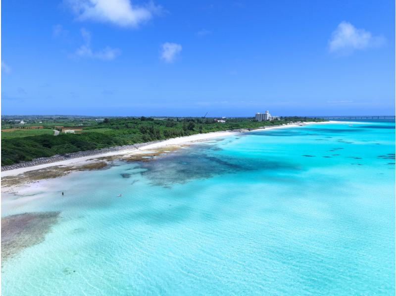 [Miyakojima] Fully-private clear SUP x professional drone photography ★ Summer 2025 only! A special photo plan (45 minutes) popular with girls' trips and couplesの紹介画像