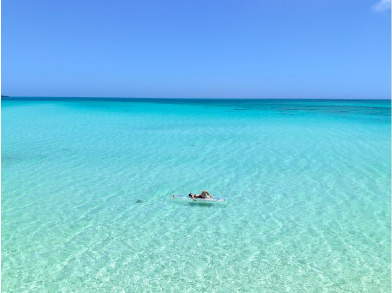 [Miyakojima] Fully-private clear SUP x professional drone photography ★ Summer 2025 only! A special photo plan (45 minutes) popular with girls' trips and couplesの紹介画像