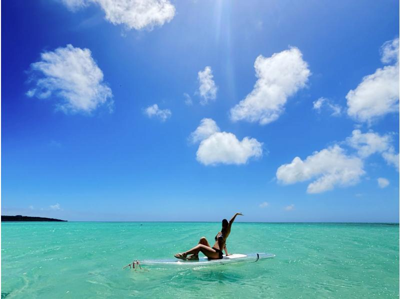 [Miyakojima] Fully-private clear SUP x professional drone photography ★ Summer 2025 only! A special photo plan (45 minutes) popular with girls' trips and couplesの紹介画像