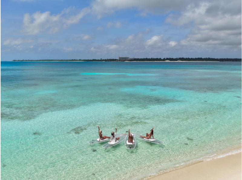 [Miyakojima] Fully-private clear SUP x professional drone photography ★ Summer 2025 only! A special photo plan (45 minutes) popular with girls' trips and couplesの紹介画像