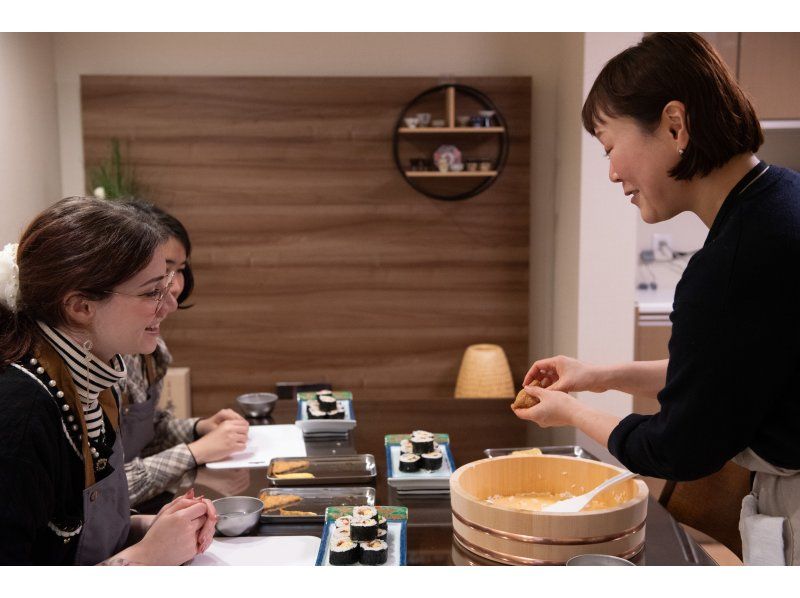 [Kyoto Nishiki Market] A stroll through Nishiki Market and a Kyoto Machiya home cooking and sushi making experience! English-speaking, family-friendly, a half-day tour to enjoy a full cultural experience!の紹介画像
