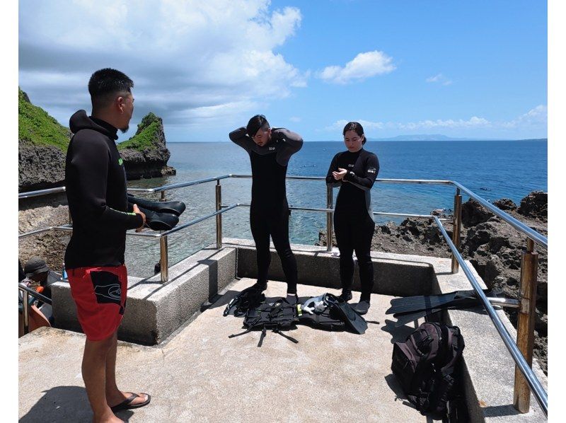 [Onna Village Blue Cave Snorkeling Experience] Get ultra-high-resolution Action 5pro underwater photos and videos, and a free feeding experience! Rain or shine! Same-day reservations acceptedの紹介画像
