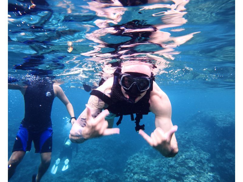 [Onna Village Blue Cave Snorkeling Experience] Get ultra-high-resolution Action 5pro underwater photos and videos, and a free feeding experience! Rain or shine! Same-day reservations acceptedの紹介画像