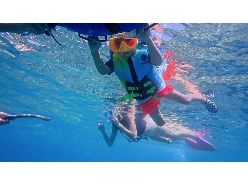 [Onna Village Blue Cave Snorkeling Experience] Get ultra-high-resolution Action 5pro underwater photos and videos, and a free feeding experience! Rain or shine! Same-day reservations acceptedの紹介画像