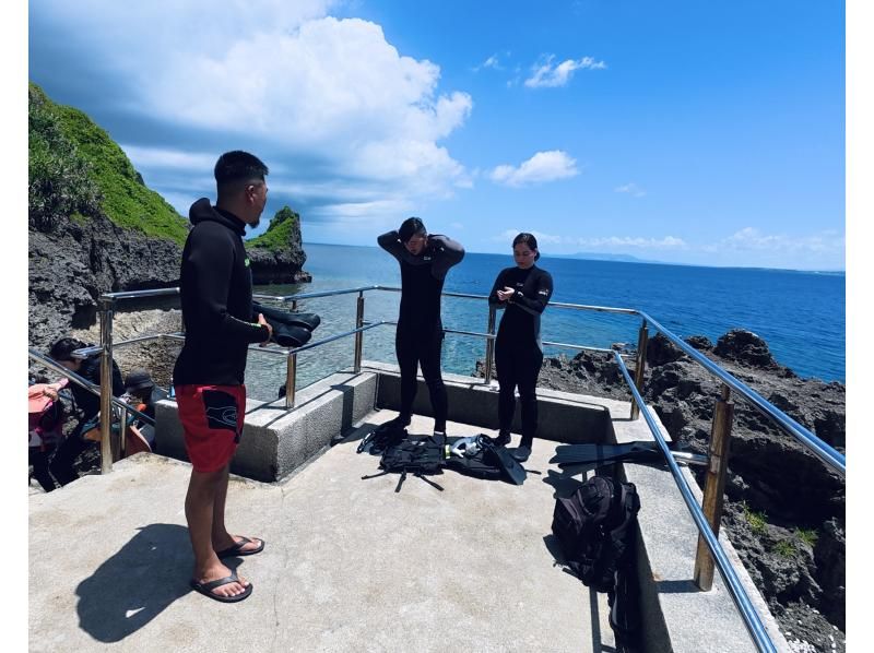 [Onna Village Blue Cave Snorkeling Experience] Get ultra-high-resolution Action 5pro underwater photos and videos, and a free feeding experience! Rain or shine! Same-day reservations acceptedの紹介画像