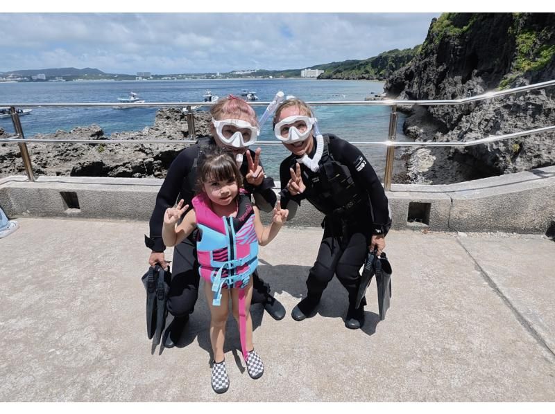 【沖縄・青の洞窟】1日5組限定！完全貸し切りシュノーケル体験（水中写真&動画・餌付け体験無料 ）6歳-60歳参加OKの紹介画像