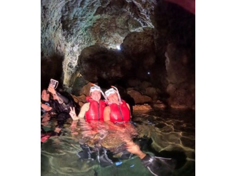 【沖縄・恩納村】青の洞窟＆カラフル熱帯魚ボートシュノーケリングツアー（GoPro撮影データ無料即渡し・追加料金一切なし）の紹介画像