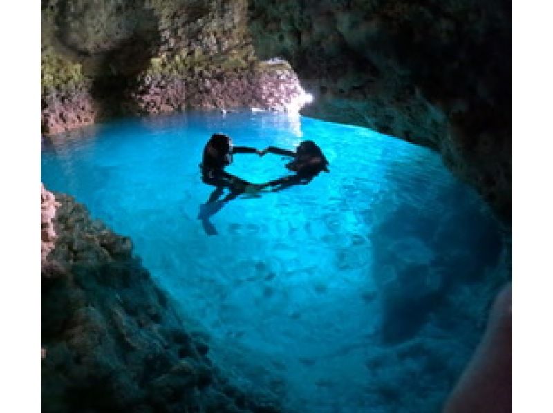 【沖縄・恩納村】青の洞窟＆カラフル熱帯魚ボートシュノーケリングツアー（GoPro撮影データ無料即渡し・追加料金一切なし）の紹介画像