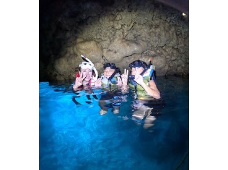 [โอกินาวา หมู่บ้านอนนะ] ทัวร์ดำน้ำตื้นด้วยเรือส่วนตัวเพื่อชมถ้ำสีน้ำเงินและปลาเขตร้อน! (ฟุตเทจ GoPro ฟรี อายุตั้งแต่ 1 ถึง 75 ปีใช้ได้)の紹介画像