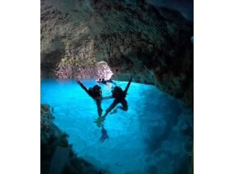 [โอกินาวา หมู่บ้านอนนะ] ทัวร์ดำน้ำตื้นด้วยเรือส่วนตัวเพื่อชมถ้ำสีน้ำเงินและปลาเขตร้อน! (ฟุตเทจ GoPro ฟรี อายุตั้งแต่ 1 ถึง 75 ปีใช้ได้)の紹介画像