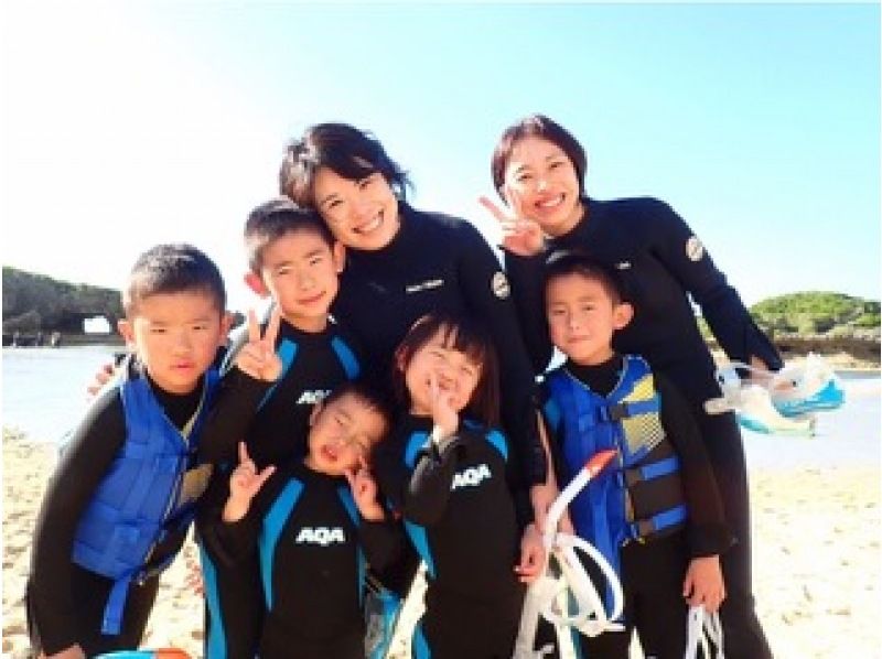 [โอกินาวา หมู่บ้านอนนะ] ทัวร์ดำน้ำตื้นด้วยเรือส่วนตัวเพื่อชมถ้ำสีน้ำเงินและปลาเขตร้อน! (ฟุตเทจ GoPro ฟรี อายุตั้งแต่ 1 ถึง 75 ปีใช้ได้)の紹介画像
