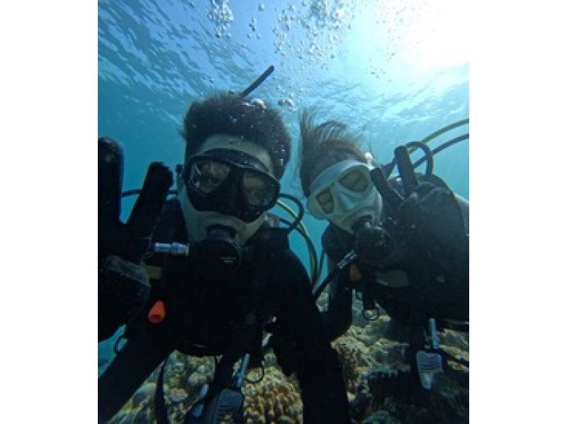[โอกินาว่า หมู่บ้านอนนะ] ทัวร์ดำน้ำชมถ้ำสีน้ำเงินพร้อมล่องเรือและขี่จักรยานสามล้อ 3 ชั่วโมง (จัดส่งข้อมูลการถ่ายภาพ GoPro ฟรีและทันที)の紹介画像