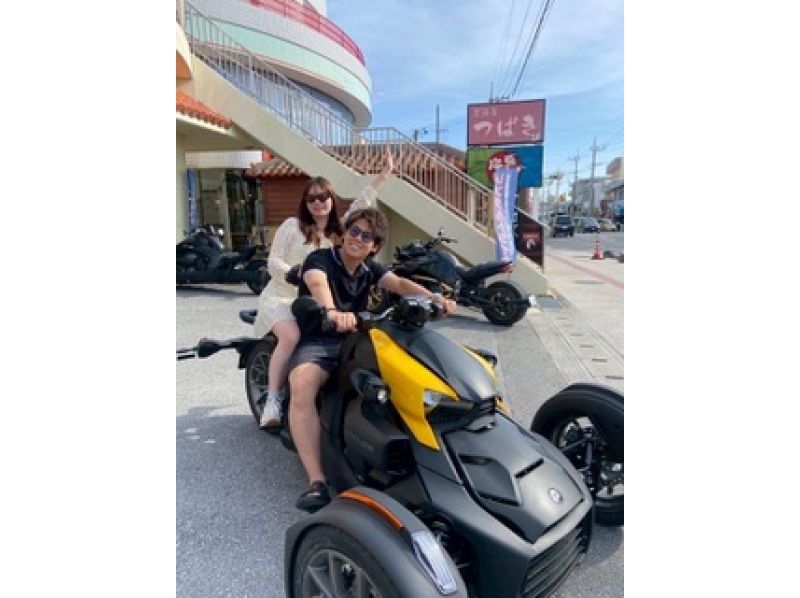 [โอกินาว่า หมู่บ้านอนนะ] ทัวร์ดำน้ำชมถ้ำสีน้ำเงินพร้อมล่องเรือและขี่จักรยานสามล้อ 3 ชั่วโมง (จัดส่งข้อมูลการถ่ายภาพ GoPro ฟรีและทันที)の紹介画像