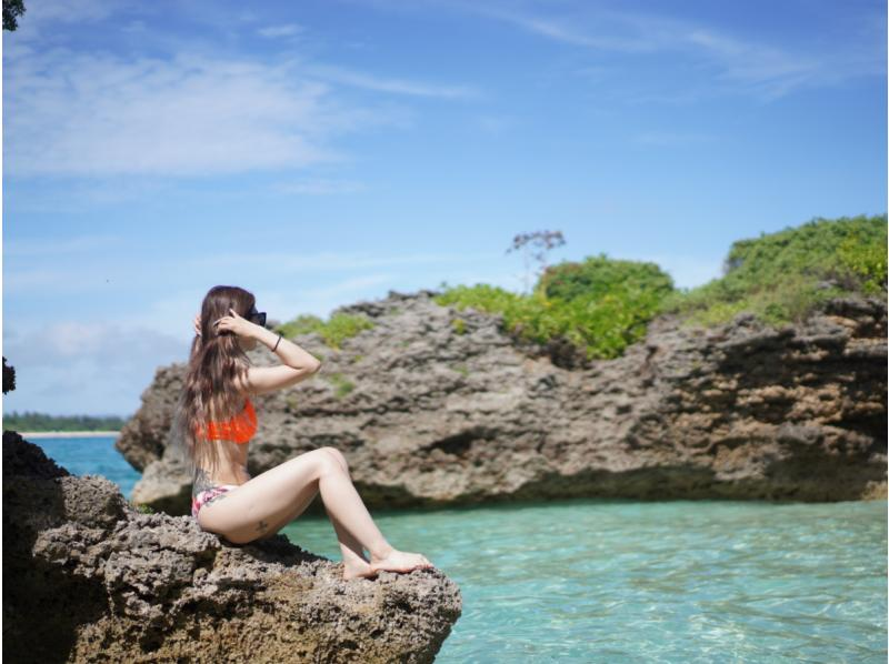 [โอกินาว่า มิยาโกจิม่า] ทัวร์ส่วนตัวสู่พื้นที่ซ่อนเร้นบน SUP ที่ใสแจ๋วและดำน้ำตื้น | รวมถ่ายภาพด้วยโดรน (ประมาณ 2.5 ชม.)の紹介画像