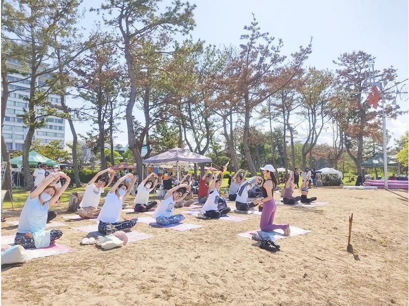 [ชิกะ นากาฮามะ] มาเล่นโยคะชายหาดสุดสดชื่นกันเถอะ! ★เปิดให้บริการเฉพาะวันเสาร์ที่ 26 กรกฎาคม 2025 เท่านั้น★の紹介画像