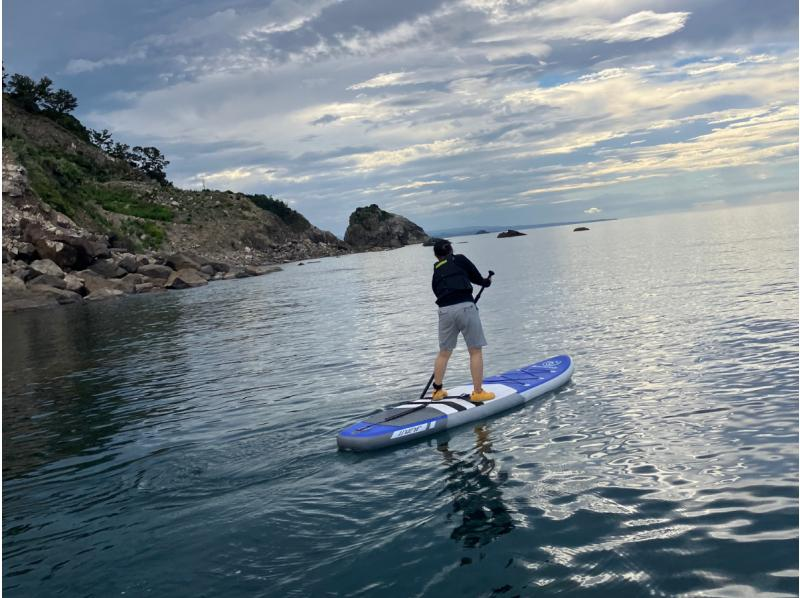 【鳥取・ジオパーク】透明な海と湖でまったりSUP体験♪ 山陰海岸ジオパークでガイド付き安心プランの紹介画像