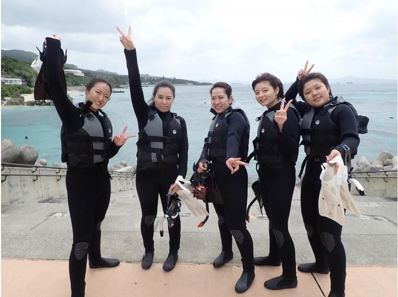 ★沖縄・本部町】3名様〜1組貸切ツアー！大人気ゴリラチョップビーチシューケリング♪女性・カップル・家族・子供初めてで不安な方におすすめ！の紹介画像